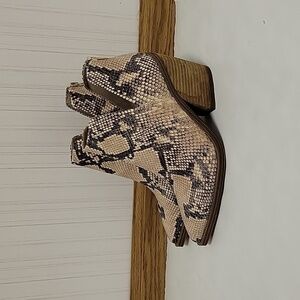 Vince Camuto Gigietta snakeskin print leather booties sz 8